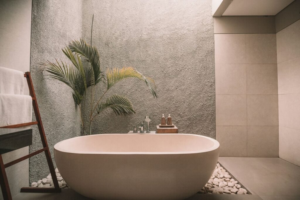 Casa de banho de inspiração spa com banheira independente e planta tropical
