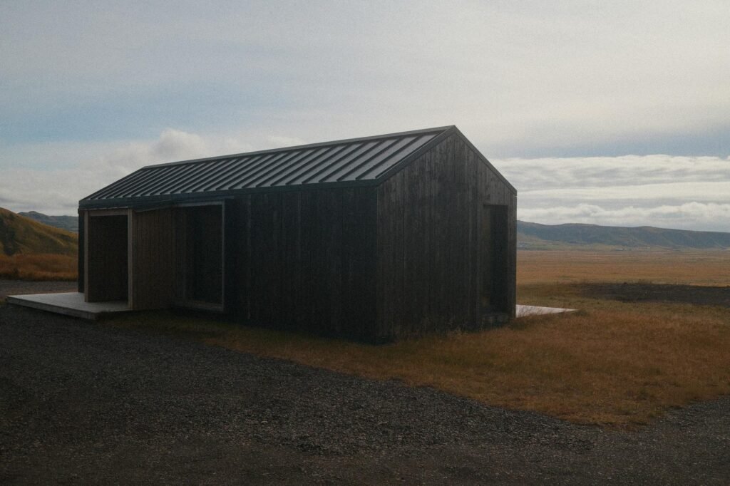 Módulo habitacional recém-instalado numa base de gravilha, em plena paisagem