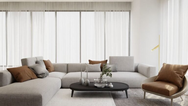 Sala de estar minimalista com sofá de canto cinzento e almofadas cor de caramelo